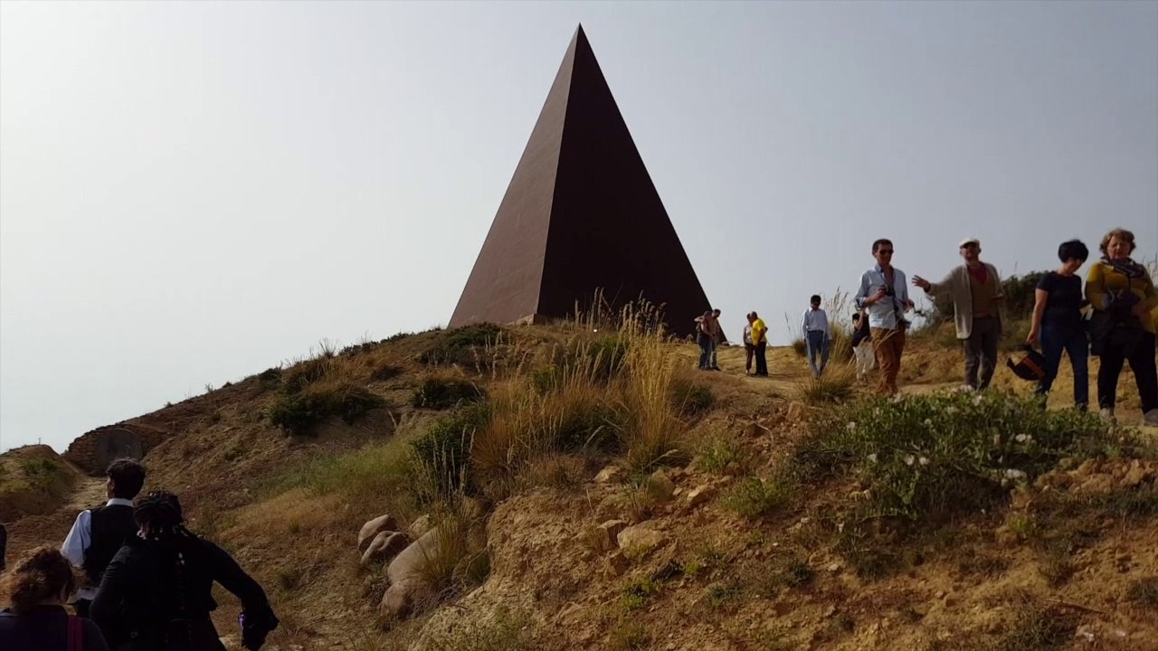 Con Antonio Presti alla Piramide in attesa del Rito della Luce