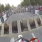 Um motociclista demonstra sua incrível habilidade em uma corrida de obstáculos