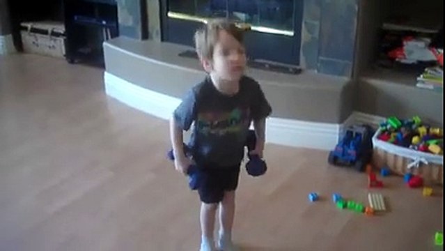 Ce gamin essaie de faire de la muscu comme papa... Pas gagné