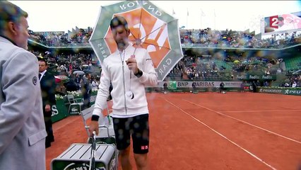 Tải video: Quand Novak Djokovic danse sous la pluie sur le Central en plein Roland-Garros 2016