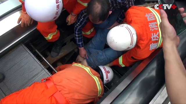Il se fait avaler par un escalator alors qu'il tente de le réparer