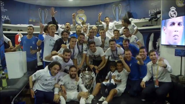 Игроки Реал Мадрида празднуют победу в раздевалке