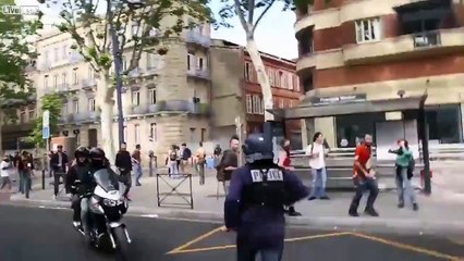 LiveLeak.com - Longer video of the police officer who grabs a woman by throat