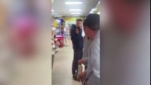 ¡Hombre borracho se pelea con su propio reflejo!