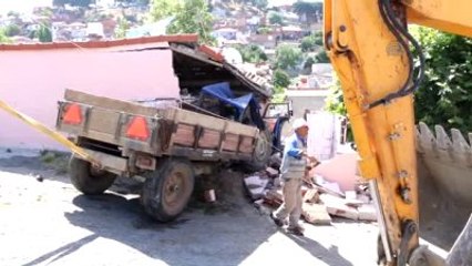 Traktör Evin Mutfağına Girdi