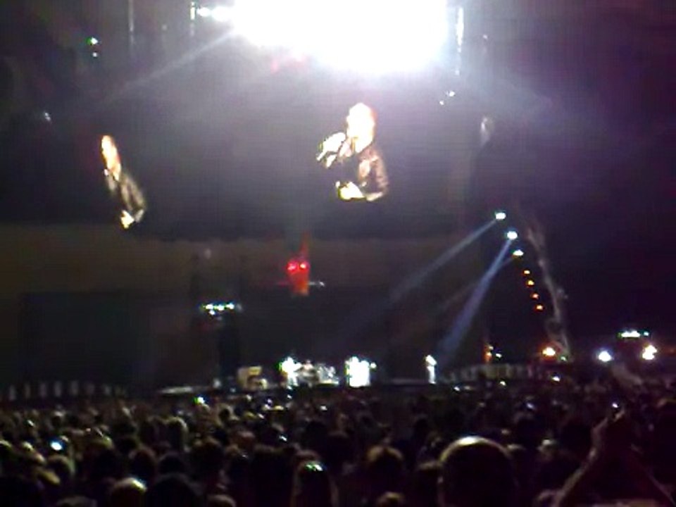 U2 live in Nice 15-07-2009: 08 - Desire / Billie Jean / Don't Stop 'Til You Get Enough (360° Tour)