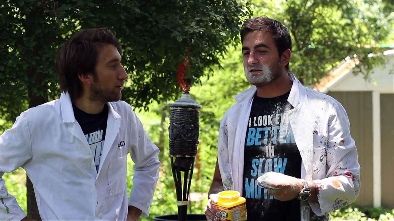 Des jets de flammes colorées en Slow Motion. Sublime !