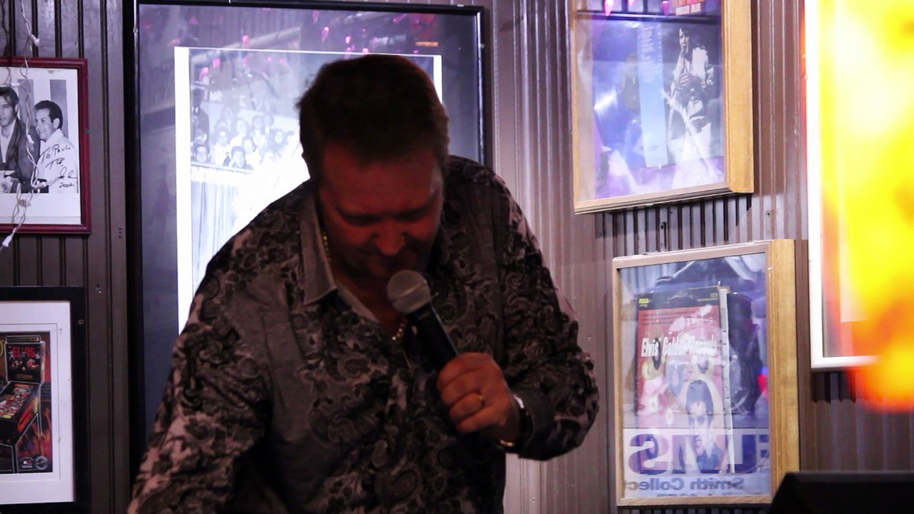 Colin Paul sings 'Little Darlin' Marlowes Memphis Jan 2016