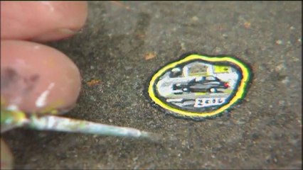 Il peint des chewing-gums sur le piétonnier bruxellois