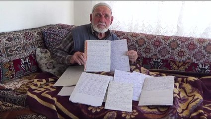 86 yaşındaki Arif dede, kasabada vefat edenlerin listesini tutuyor