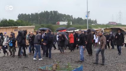 Autoridades francesas visitam abrigo de refugiados