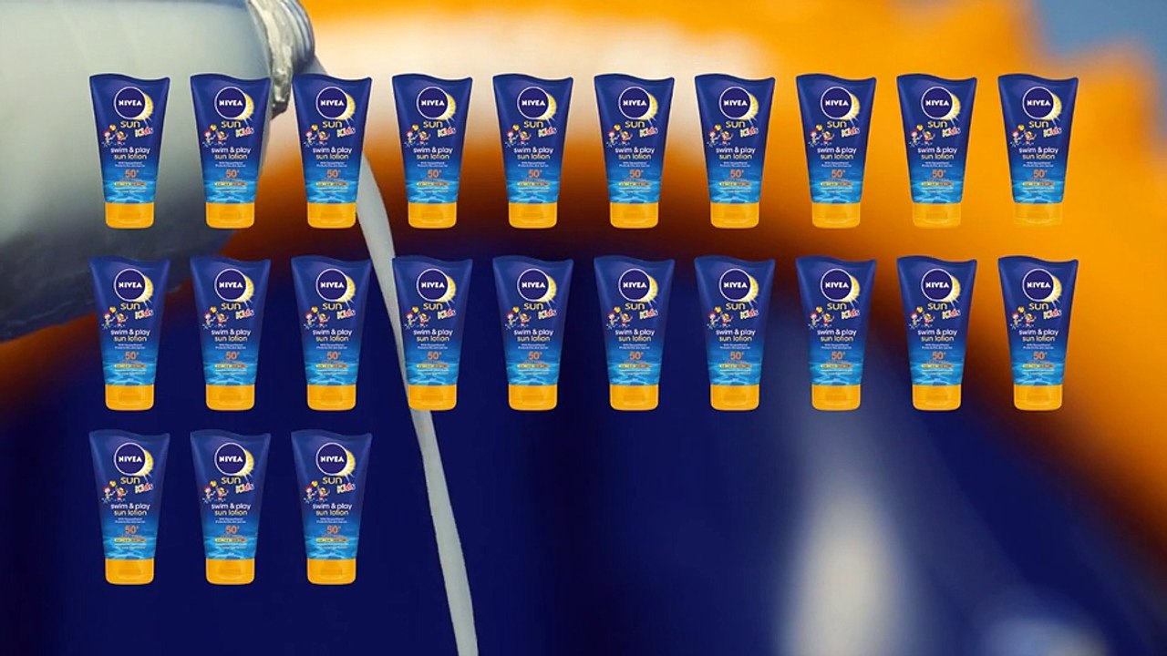 Nivea invente un toboggan qui asperge les enfants de crème solaire