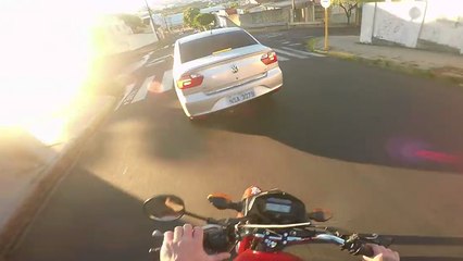 Un motard se prend un violent retour du karma