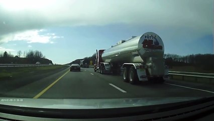 Un automobiliste impatient force le passage et fait payer tout le monde autour