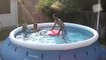 Un papa très intelligent crée des vagues piscine pour leur enfants