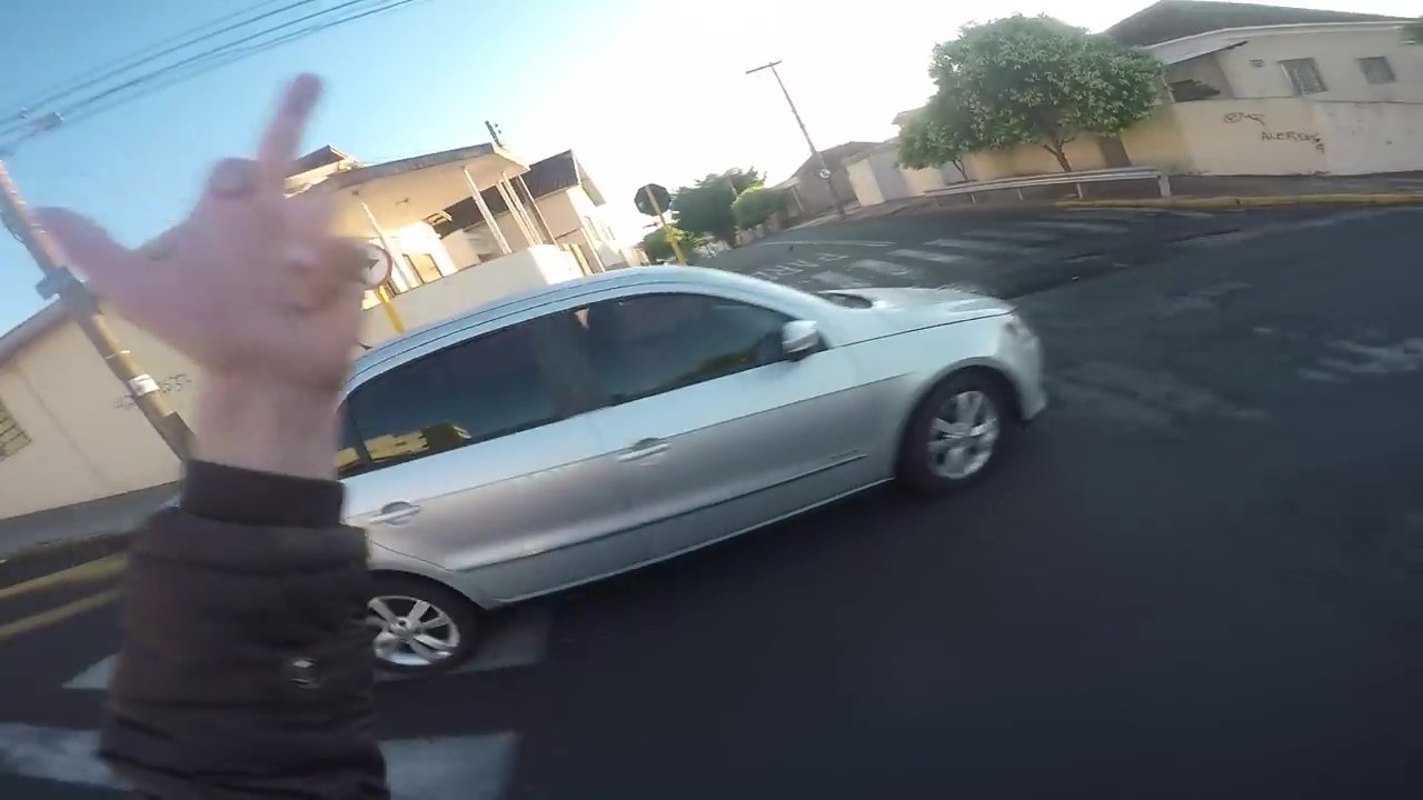 Un motard se fait rattraper par le karma