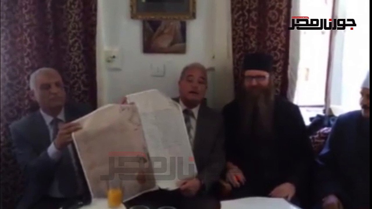 رهبان دير سانت كاترين يهدون المحافظ الوثيقة المحمدية و فودة يصلى بالدير