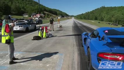 São preciso apenas 800 metros para este Dodge Viper atingir os 322 km/h!