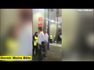 ce supporteur fanatique rentre en tant que VIP au stade et soulève la coupe avec les joueurs de Real Madrid