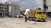 Yüksekova'da Ağır Hasarlı Binaların Yıkımına Başlandı