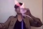 Un jeune homme prend feu en voulant boire un verre d’alcool enflammé (vidéo)
