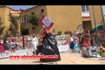 Bursalı minikler geri dönüşüm malzemelerinden kıyafetler tasarladı