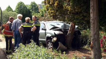 Auto rijdt tegen boom in Midwolda - RTV Noord