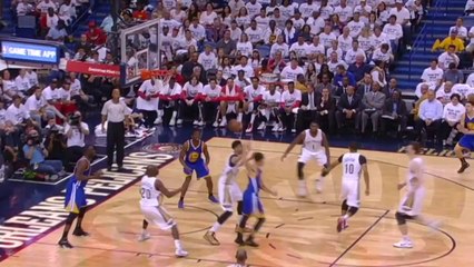 Stephen Curry lâche une passe totalement folle derrière la tête