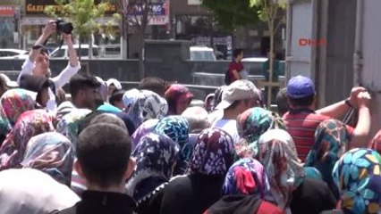 Çorum'da Sığınmacılara Un Dağıtımında İzdiham