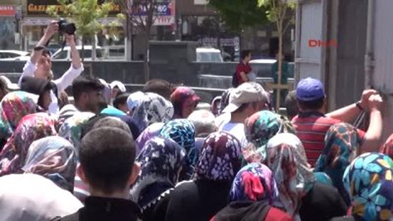 Çorum'da Sığınmacılara Un Dağıtımında İzdiham