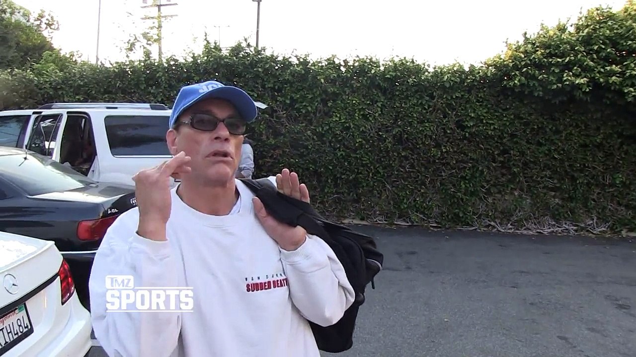 Van Damme ensina a dar chutes no MMA