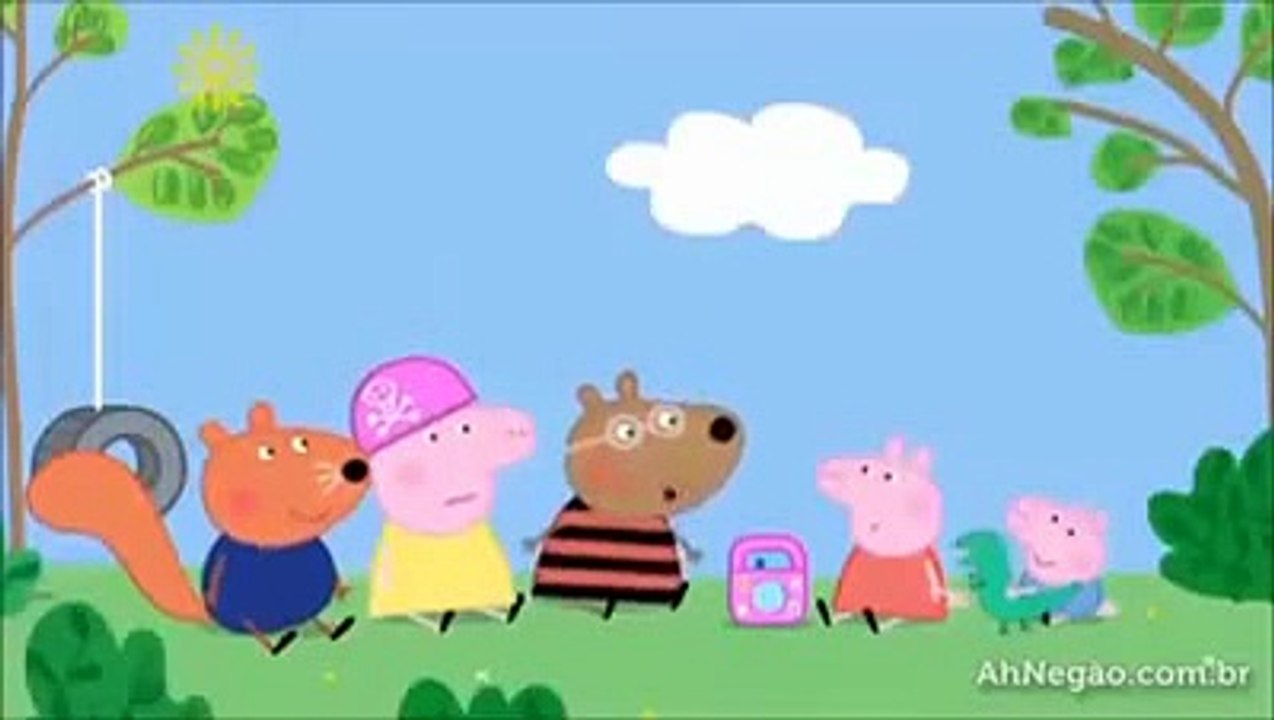 Peppa pig ela senta na pica branca e na preta
