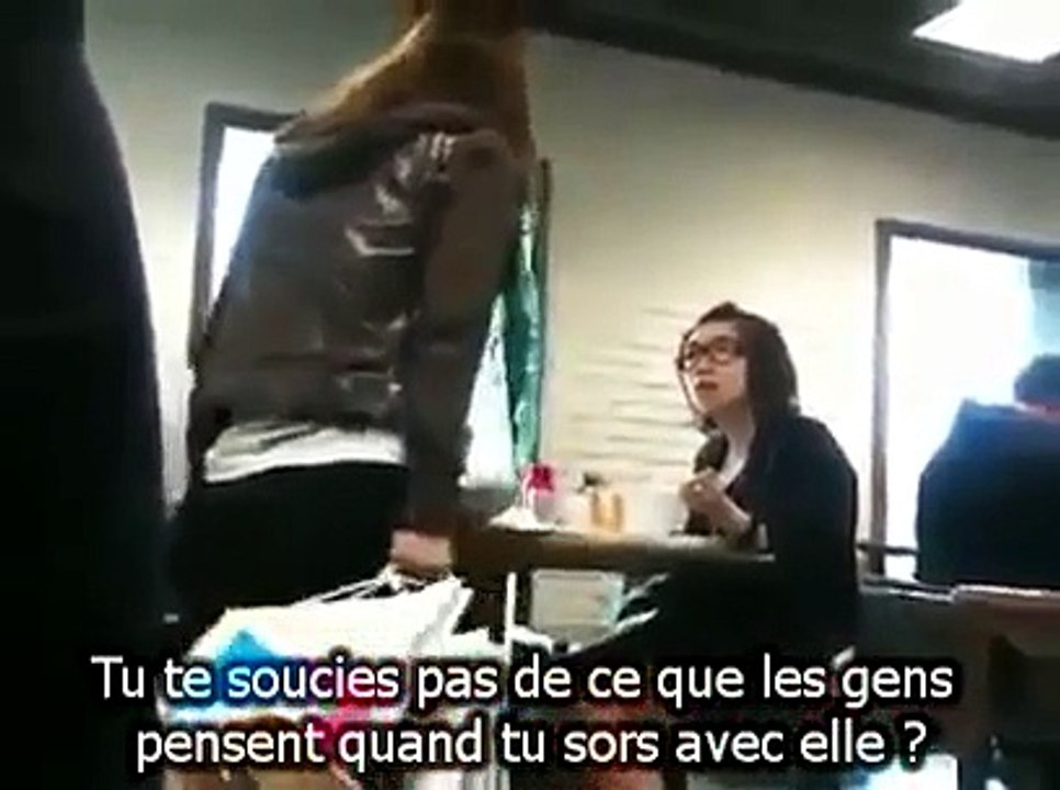 2 filles s'embrouillent pour un mec en plein restaurant... La honte