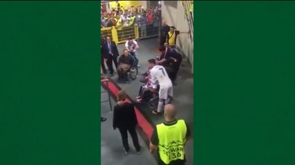 CR7 atende pedido e tira foto com cadeirantes após receber medalha da Liga dos Campeões