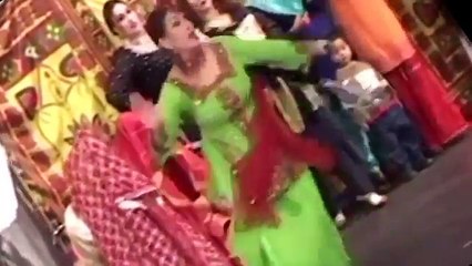 ASHA CHOUDHRY MUJRA   CHAM CHAM NACHDI PHIRAN    PAKISTANI HIT MUJRA DANCE