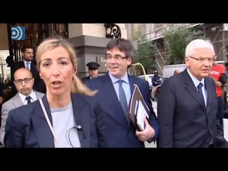 Vox irrumpe en un acto de Puigdemont con unas esposas y el Código Penal