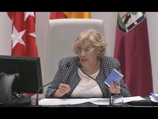 Manuela Carmena enseña la chequera a Percival Manglano