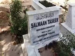 Salman Taseer Gustakh Governer punjab ki qabar par pisap aes ko share kare