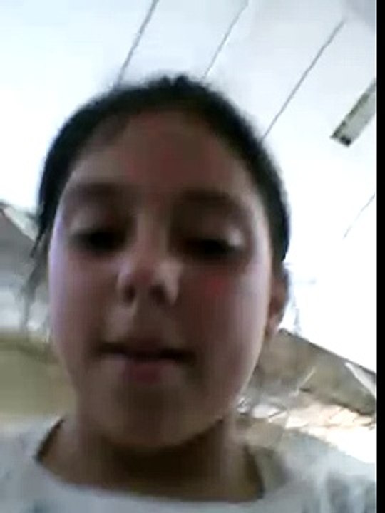 Especial brincadeira de criança .brincando na piscina de bolinhas gigante