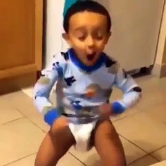 طفل صغير يرقص بصورة غريبة - اضحك من قلبك هههههه