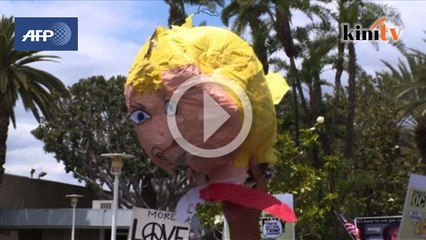 "Donald Trump" dipijak dan dihempas penunjuk perasaan