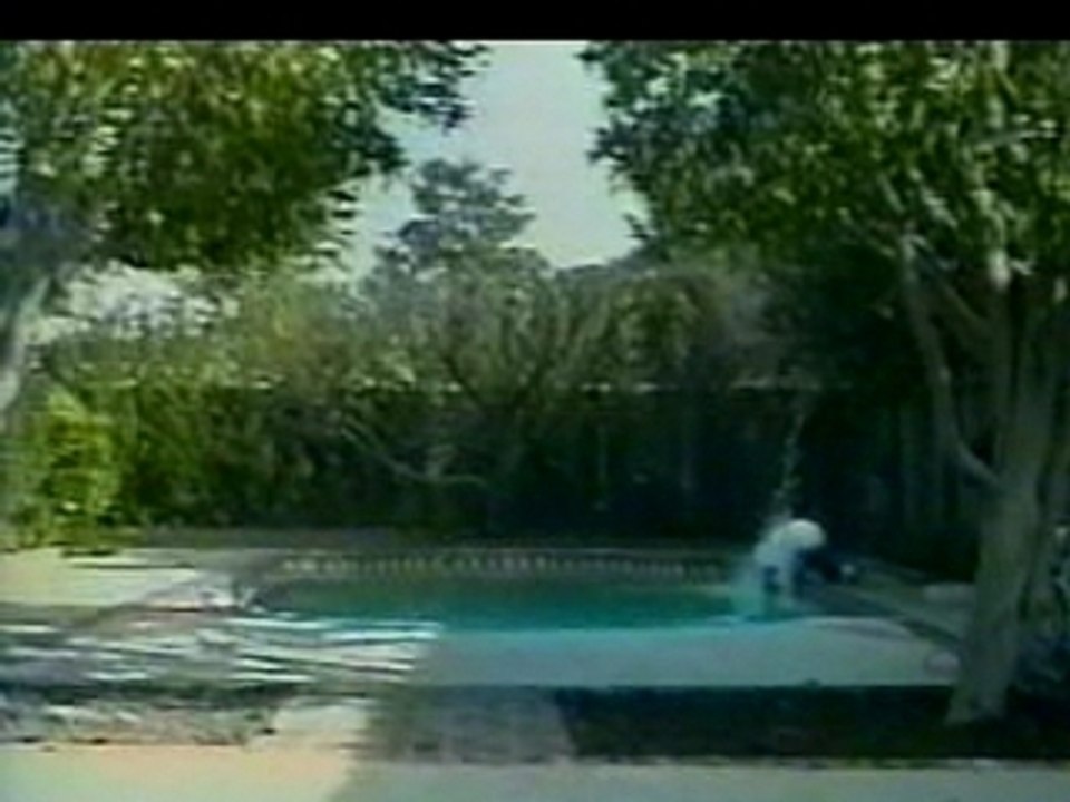 Régis tente de sauter par dessus sa piscine