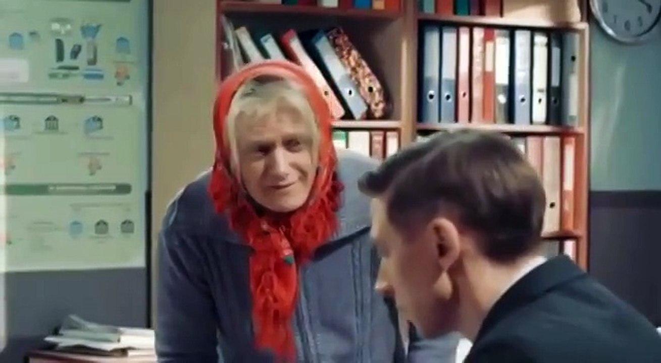 Бабушка пришла в банк за деньгами
