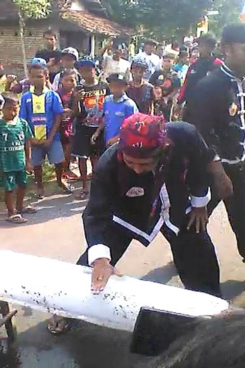 IKSPI KERA SAKTI : ATRAKSI PEMECAHAN BALOK ES DENGAN KEPALA