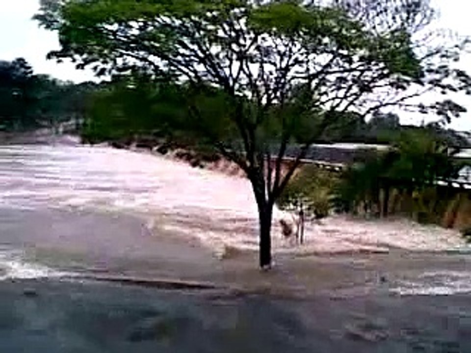 LAGO IGAPO BARRAGEM TRANSBORDANDO 15/10/2011