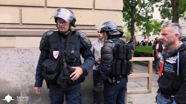 La police oblige un photographe à effacer ses photos