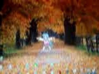 Konata bailando entre árboles