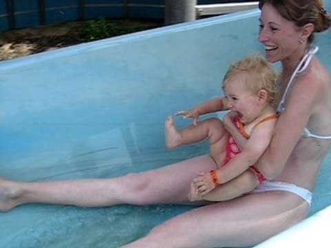 avec maman a la piscine