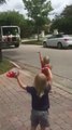 Des triplés passionnés par les camions poubelles aident les éboueurs dans leur boulot! Trop mignon