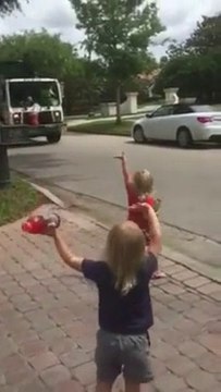 Des triplés passionnés par les camions poubelles aident les éboueurs dans leur boulot! Trop mignon